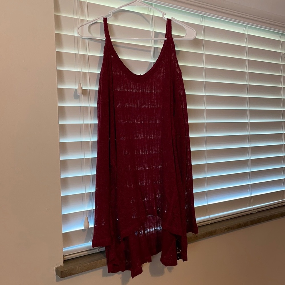 Red cut out shoulders sweater - size m